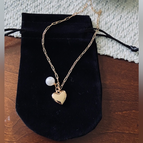 NWT! 🤎Beautiful golden chain necklace with faux pearl and puffed heart pendants - Picture 7 of 15